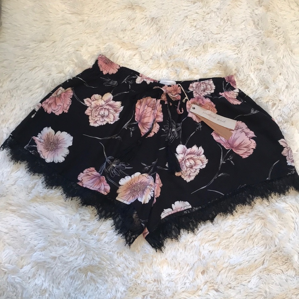 🌸 Black Floral Lace Shorts!